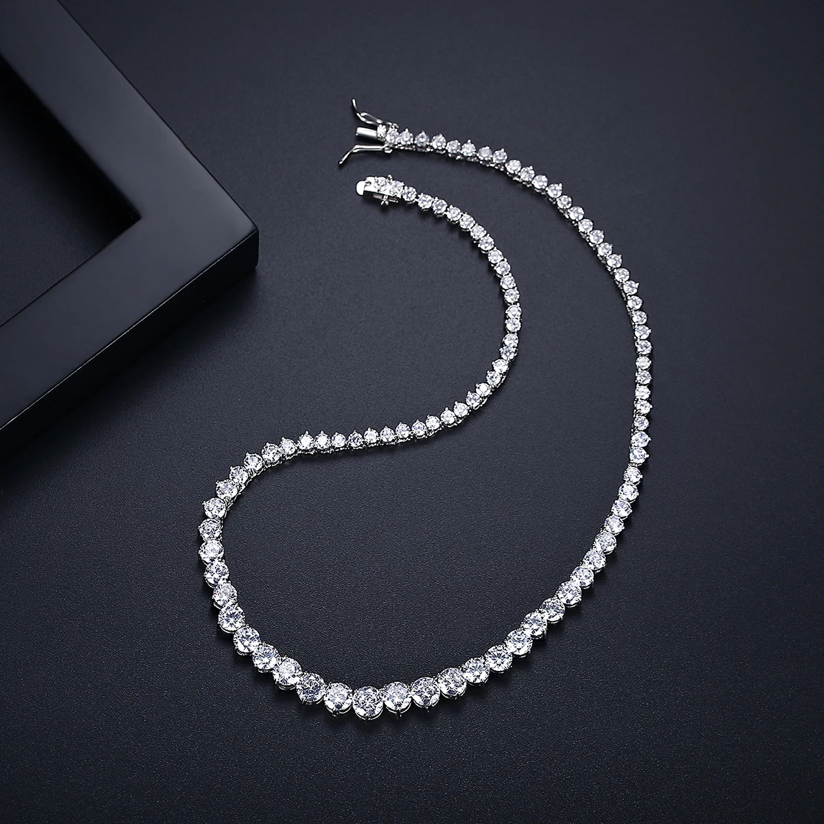Collar de tenis con diamantes  - Crystal Choker Necklace reseña y precio